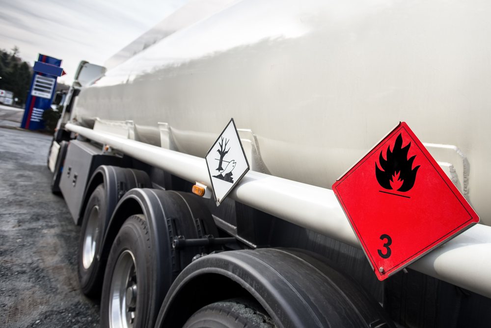 Szigorú szabályok vonatkoznak a veszélyes anyagok szállítására.